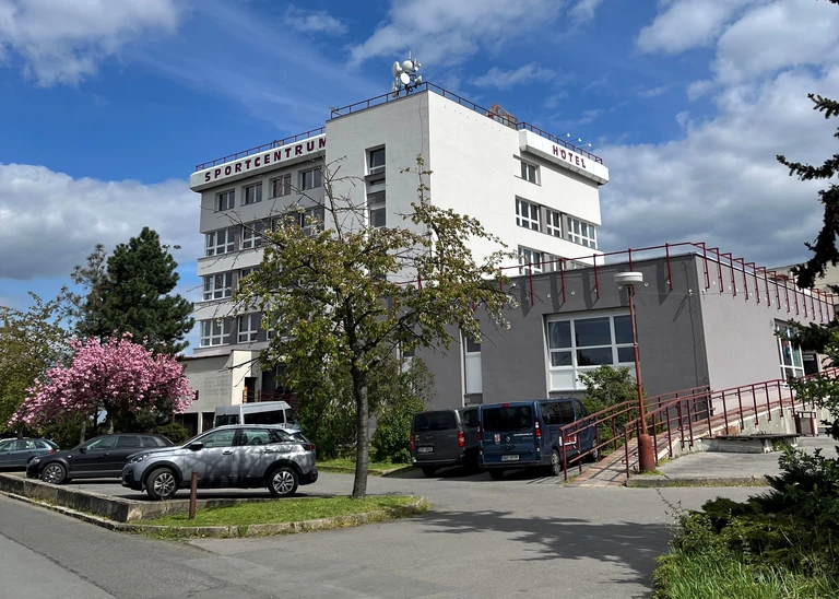 Sportovní centrum a hotel najdete v klidné části města Brandýs nad Labem